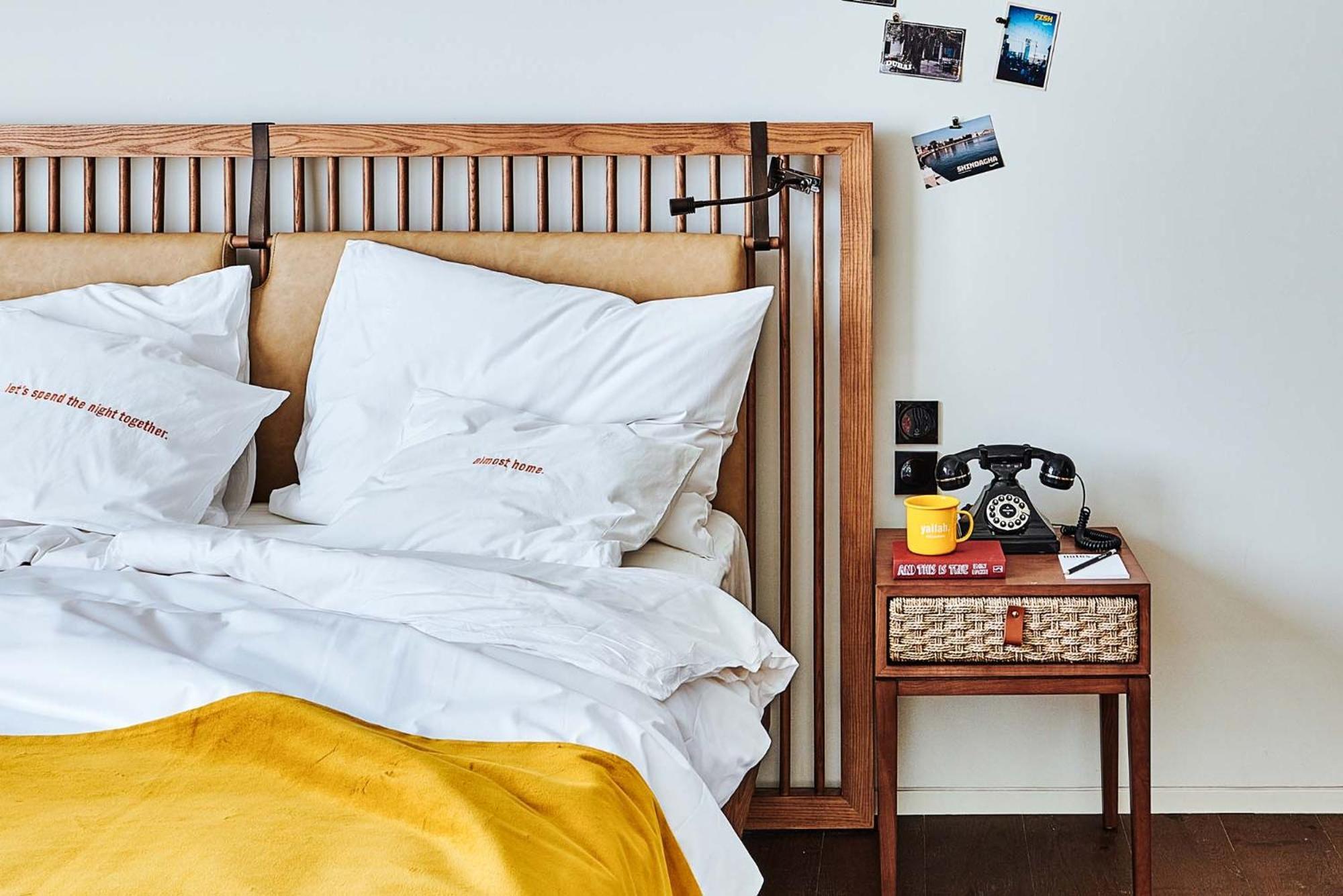 25Hours Hotel Dubai One Central Eksteriør bilde A bed with a nightstand
