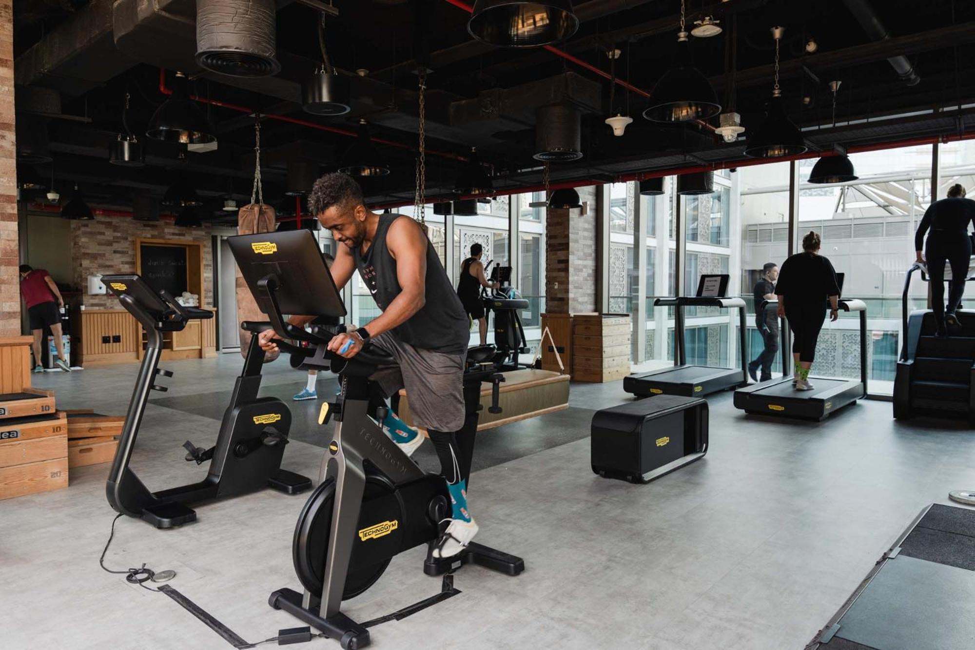 25Hours Hotel Dubai One Central Eksteriør bilde Technogym Bike
