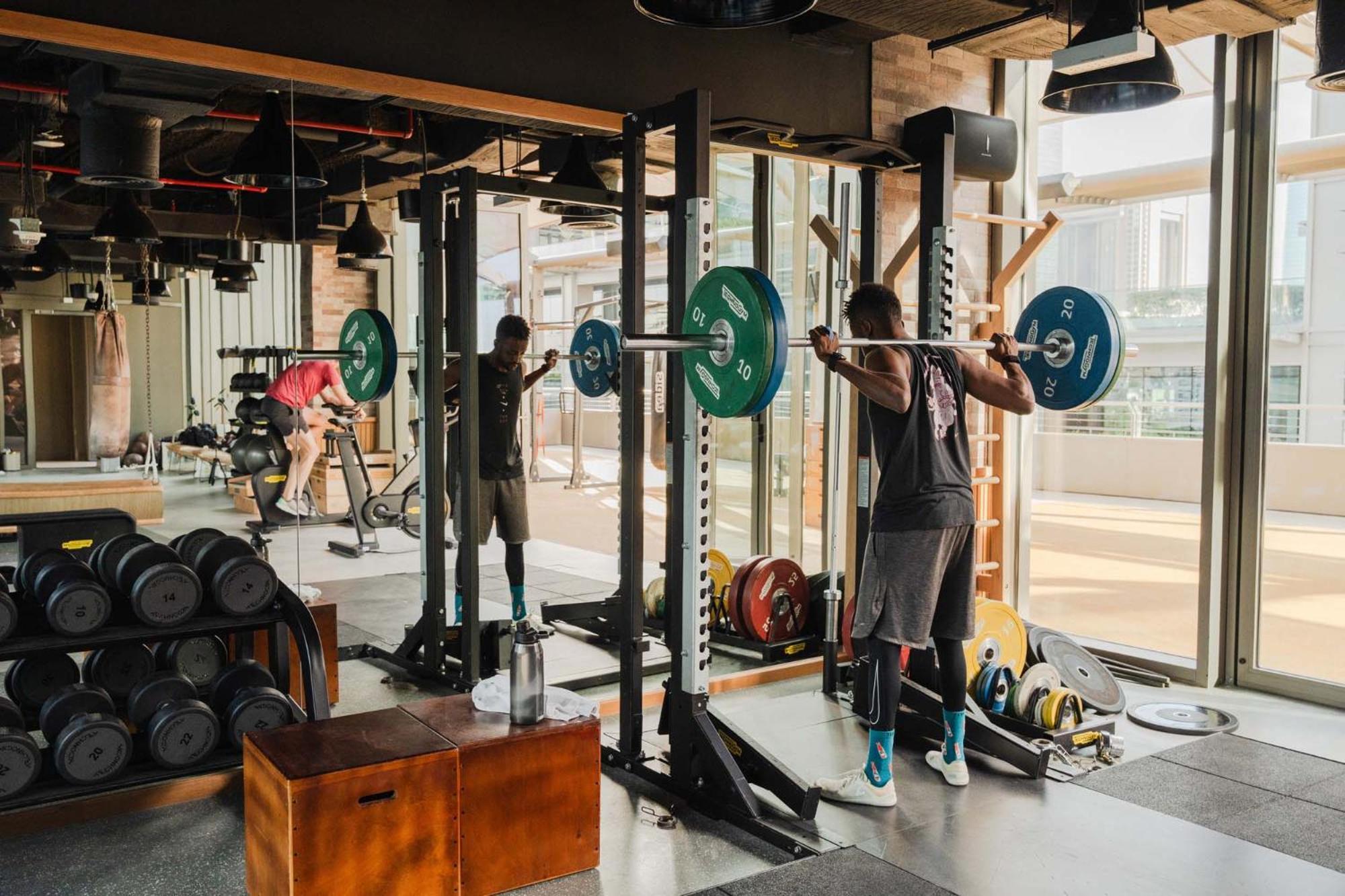 25Hours Hotel Dubai One Central Eksteriør bilde A man doing a squat with a barbell